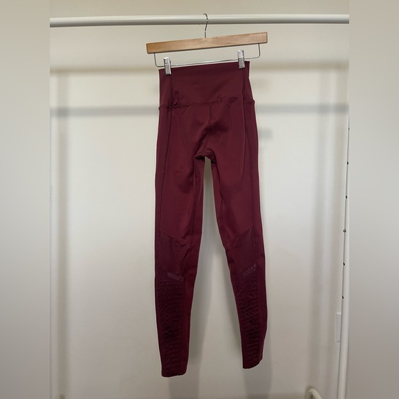 Alo yoga leggings,  brand favourite for celebrities as seen on Taylor swift - Picture 2 of 3